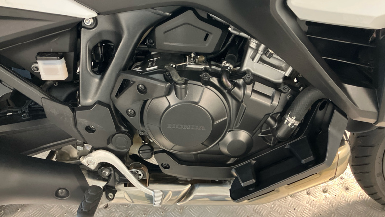 Honda NT1100 Manual (22 Model Year)